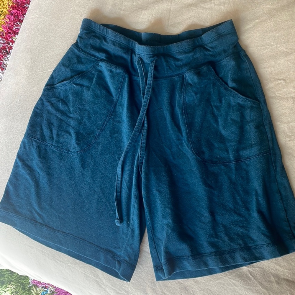 Y2K VINTAGE COVERGIRL HIGH WAIST GYM STYLE SHORTS.